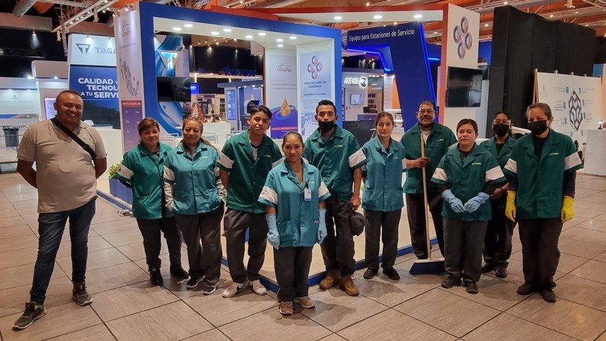 Equipo de Quickshine uniformado, listo para iniciar el servicio